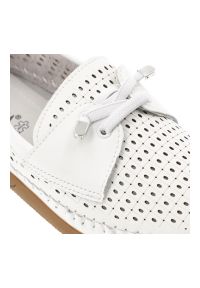 Półbuty damskie Vinceza, cholewka ze skóry naturalnej licowej z perforacją wsuwany fason z ozdobnym wiązaniem, białe, 93217. Kolor: biały. Materiał: skóra. Szerokość cholewki: normalna #7