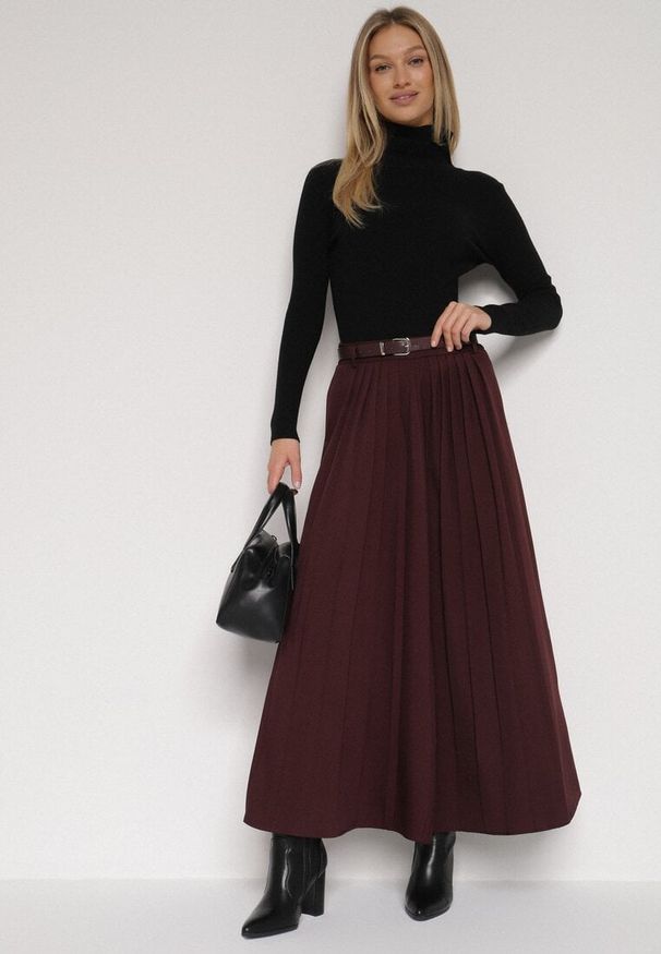 Born2be - Bordowa Wiskozowa Spódnica o Rozkloszowanym Kroju z Paskiem z Klamrą Lawedisa. Okazja: do pracy, na co dzień. Kolor: czerwony. Materiał: wiskoza. Styl: casual