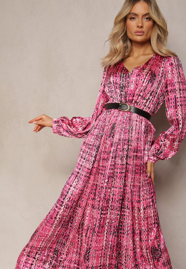 Renee - Fuksjowa Plisowana Sukienka Maxi Ozdobiona Wzorem w Tweedowym Stylu Juvioa. Okazja: na co dzień, na imprezę. Kolor: różowy. Wzór: aplikacja. Typ sukienki: oversize. Styl: casual. Długość: maxi