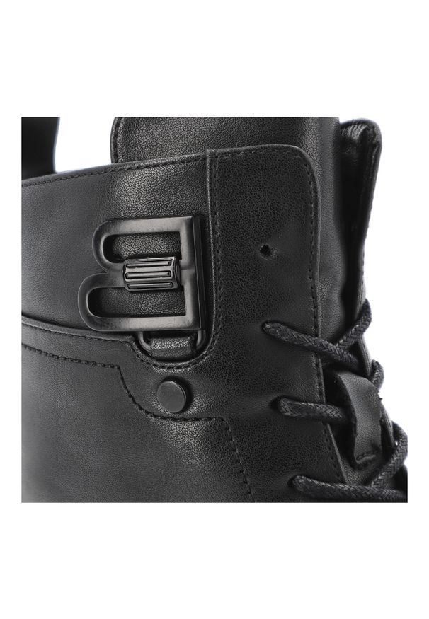 Trzewiki damskie Filippo, skórzane z futerkiem wewnątrz na płaskim obcasie z okrągłym noskiem i na zamek, czarne, DBT7361-25. Okazja: na co dzień. Nosek buta: okrągły. Zapięcie: zamek. Kolor: czarny. Szerokość cholewki: normalna. Wzór: aplikacja. Materiał: futro, skóra. Obcas: na obcasie. Styl: casual, elegancki. Wysokość obcasa: niski