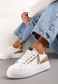 Born2be - Biało-Złote Sneakersy na Platformie Ozdobione Suwakami Halimedia. Nosek buta: okrągły. Zapięcie: sznurówki. Kolor: biały. Materiał: materiał. Wzór: aplikacja. Obcas: na platformie. Wysokość obcasa: niski #5