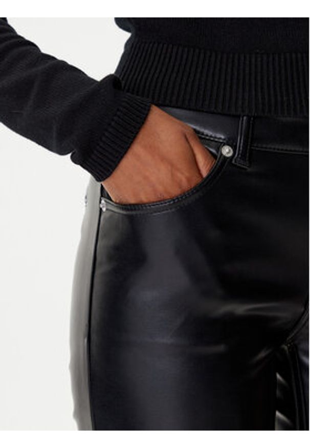 Hugo - HUGO Spodnie z imitacji skóry Hilano-1 50546790 Czarny Slim Fit. Kolor: czarny. Materiał: skóra