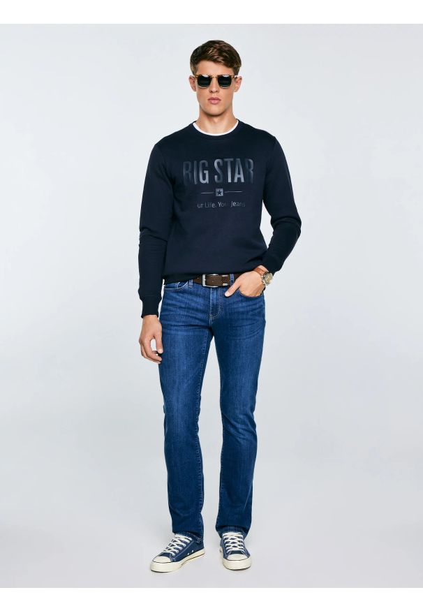 Big-Star - Bluza męska z nadrukiem granatowa Ecodort 403. Okazja: na co dzień. Kolor: niebieski. Materiał: dzianina, bawełna, denim, jeans. Długość rękawa: długi rękaw. Długość: długie. Wzór: nadruk. Styl: klasyczny, elegancki, casual