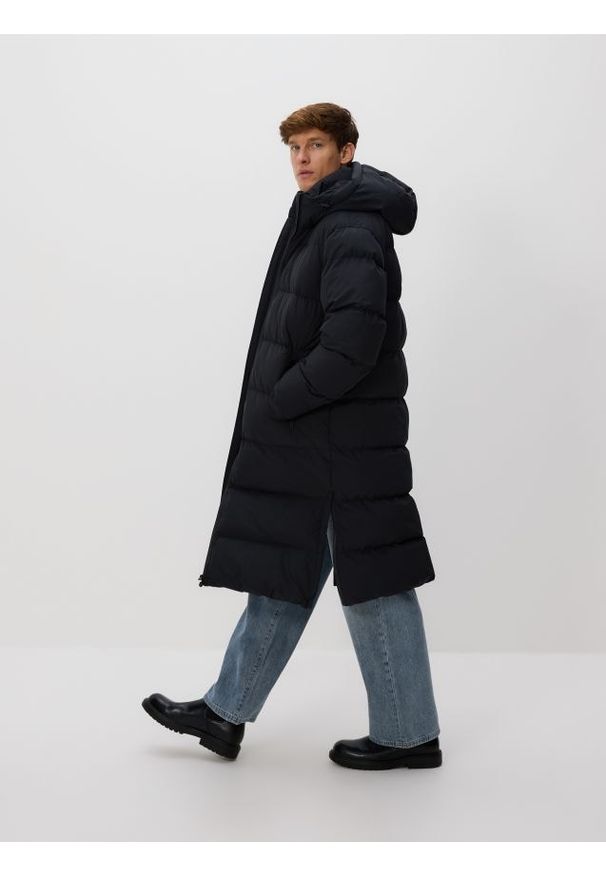 Reserved - Długa pikowana kurtka z kapturem - czarny. Typ kołnierza: kaptur. Kolor: czarny. Materiał: tkanina. Długość: długie. Wzór: gładki