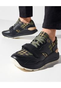 Burberry - BURBERRY - Czarne sneakersy w militarny wzór. Zapięcie: rzepy. Kolor: czarny. Materiał: materiał. Wzór: moro