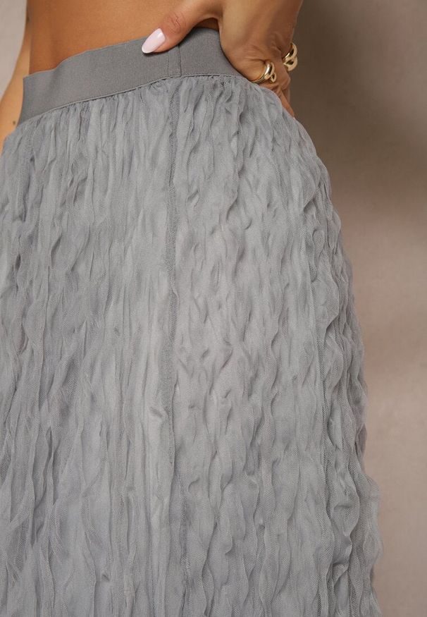 Renee - Szara Półtransparentna Spódnica z Tłoczeniami o Rozkloszowanym Kroju z Gumką w Talii Zeridra. Okazja: na co dzień. Kolor: szary. Styl: elegancki, casual