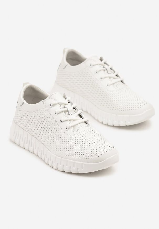 Renee - Białe Sneakersy ze Skóry Naturalnej z Perforacją na Tłoczonej Podeszwie Setilora. Okazja: na co dzień. Zapięcie: sznurówki. Kolor: biały. Materiał: skóra