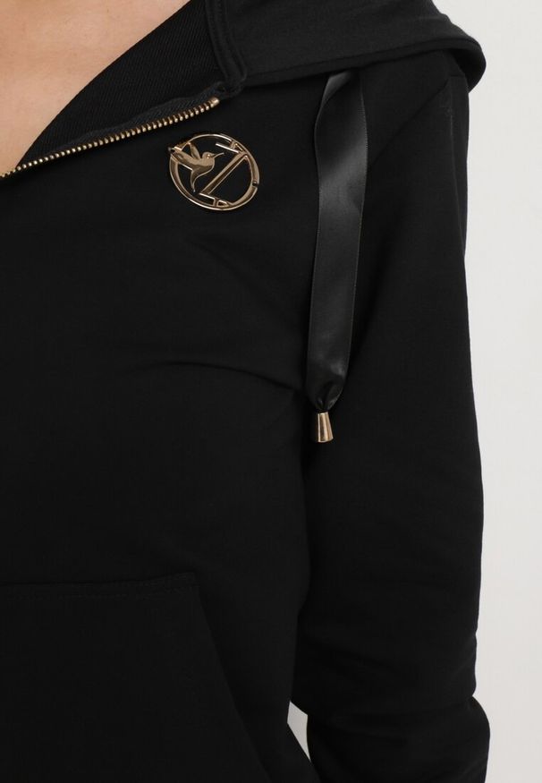 Born2be - Czarna Bluza z Kapturem i Suwakiem oraz Metaliczną Ozdobą Naveja. Okazja: na co dzień. Typ kołnierza: kaptur. Kolor: czarny. Materiał: jeans. Długość rękawa: długi rękaw. Długość: długie. Wzór: aplikacja. Styl: sportowy, casual
