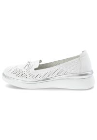 Półbuty damskie S.Barski, ze skóry naturalnej licowej ażurowa cholewka wsuwane lekka podeszwa casual, białe, LR61-7043. Okazja: na co dzień. Zapięcie: bez zapięcia. Kolor: biały. Materiał: skóra. Szerokość cholewki: normalna. Wzór: ażurowy. Styl: casual #2