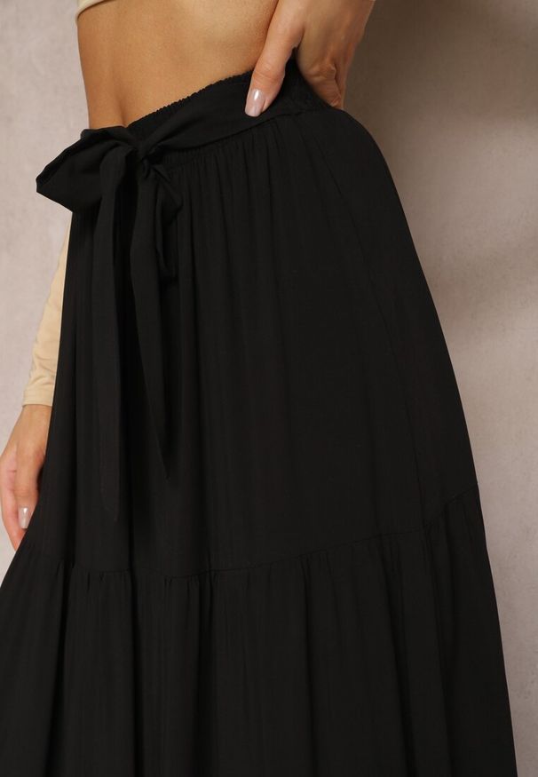 Renee - Czarna Rozkloszowana Spódnica Maxi z Wiskozy z Materiałowymi Paskami Wintelis. Okazja: do pracy. Kolor: czarny. Materiał: materiał, wiskoza. Wzór: paski. Styl: elegancki
