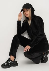 Born2be - Czarny Welurowy Komplet Dresowy z Cyrkoniową Aplikacją Bluza i Spodnie Mitene. Kolor: czarny. Materiał: welur, dresówka. Wzór: aplikacja. Sport: turystyka piesza