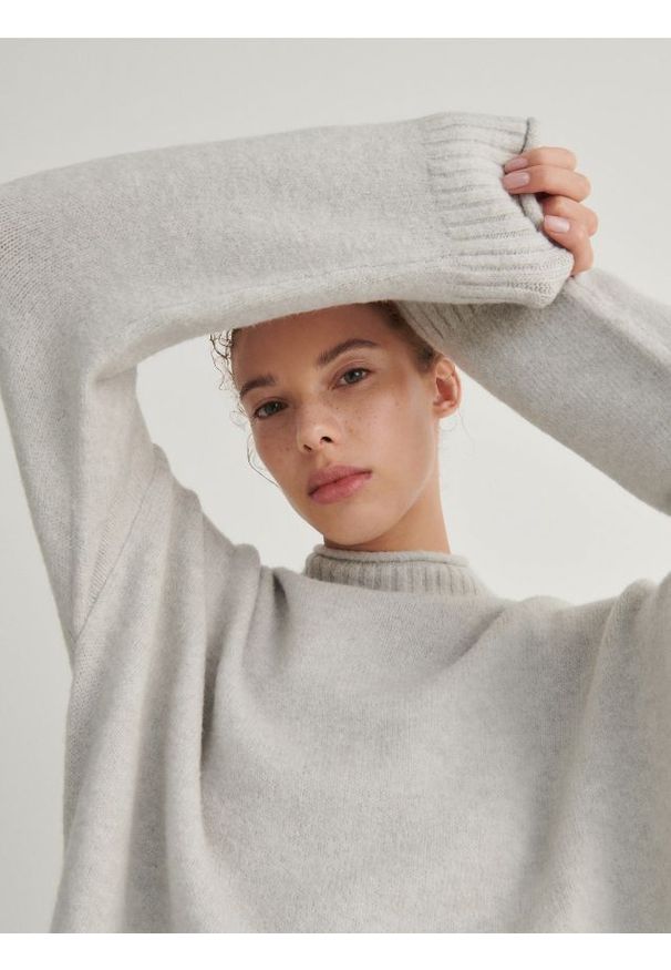 Reserved - Sweter oversize - jasnoszary. Kolor: szary. Materiał: dzianina
