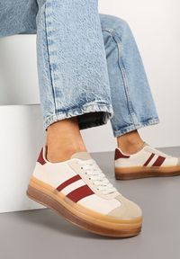 Renee - Beżowo-Bordowe Sneakersy na Płaskiej Podeszwie z Ozdobnymi Paskami Velali. Okazja: na co dzień. Zapięcie: pasek. Kolor: beżowy. Materiał: jeans. Wzór: paski. Obcas: na płaskiej podeszwie #6