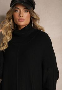 Renee - Czarna Sweterkowa Sukienka z Wiskozą z Golfem i Eleganckimi Rozcięciami Elettrina. Okazja: na co dzień, na spacer. Typ kołnierza: golf. Kolor: czarny. Materiał: wiskoza. Długość rękawa: długi rękaw. Styl: elegancki
