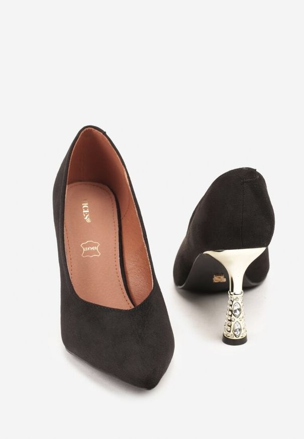 Renee - Czarne Szpilki Vices z Wkładką ze Skóry Naturalnej Ozdobione Cyrkoniami Gioriana. Kolor: czarny. Materiał: skóra. Wzór: aplikacja. Obcas: na szpilce. Styl: elegancki, klasyczny. Wysokość obcasa: średni