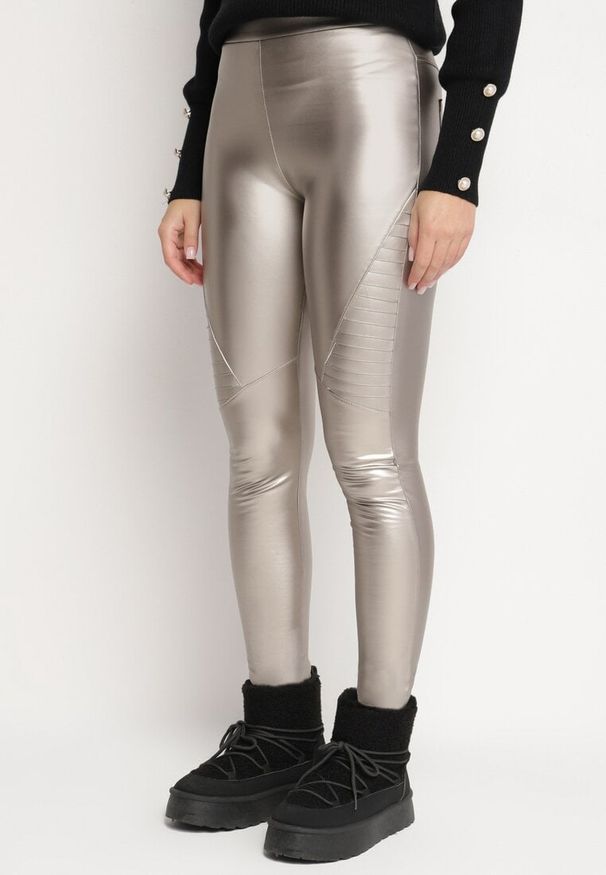 Born2be - Srebrne Ocieplane Spodnie z Imitacji Skóry o Dopasowanym Kroju z Wysokim Stanem Rivaki. Okazja: na co dzień. Stan: podwyższony. Kolor: srebrny. Materiał: skóra. Styl: elegancki, casual