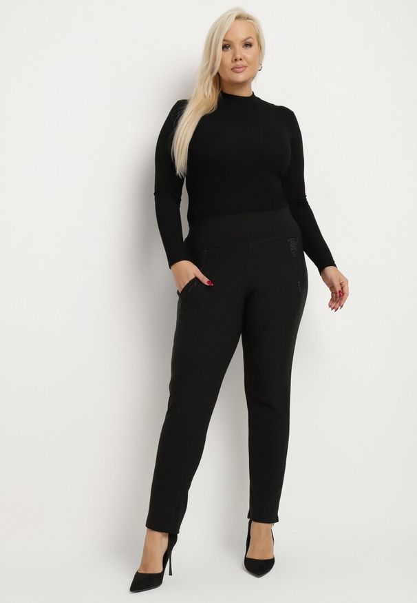Born2be - Czarne Ocieplane Spodnie o Dopasowanym Kroju z Wysokim Stanem i Kieszeniami z Cyrkoniami Filifra. Okazja: na co dzień. Stan: podwyższony. Kolekcja: plus size. Kolor: czarny. Długość: długie. Wzór: aplikacja. Styl: wizytowy, elegancki, casual
