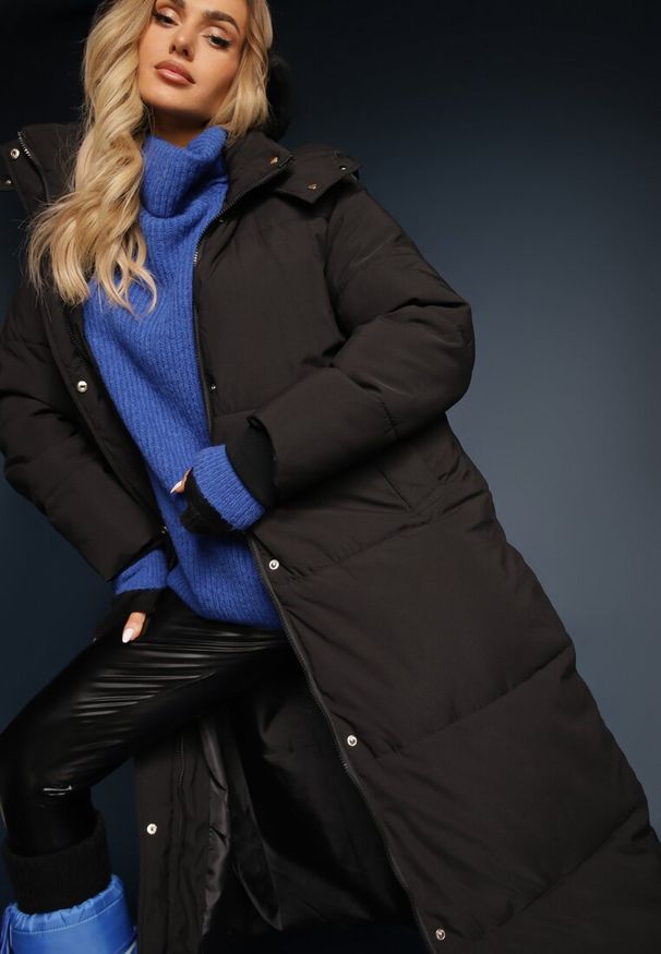 Renee - Czarna Długa Kurtka z Pikowaniem z Odpinanym Kapturem i Wsuwanymi Kieszeniami Daitras. Kolor: czarny. Długość: długie. Styl: elegancki