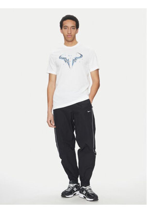 Nike T-Shirt FQ4938 Biały Regular Fit. Kolor: biały. Materiał: syntetyk