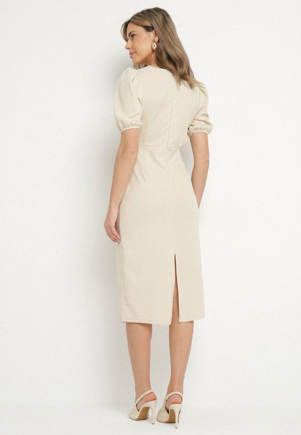 Born2be - Beżowa Sukienka o Dopasowanym Kroju z Marszczeniem i Wycięciem w Talii Desannia. Okazja: na co dzień. Kolor: beżowy. Długość rękawa: krótki rękaw. Typ sukienki: dopasowane. Styl: klasyczny, casual