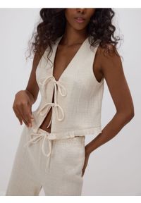 Reserved - Wiązana kamizelka z domieszką lnu - beżowy. Kolor: beżowy. Materiał: len #1