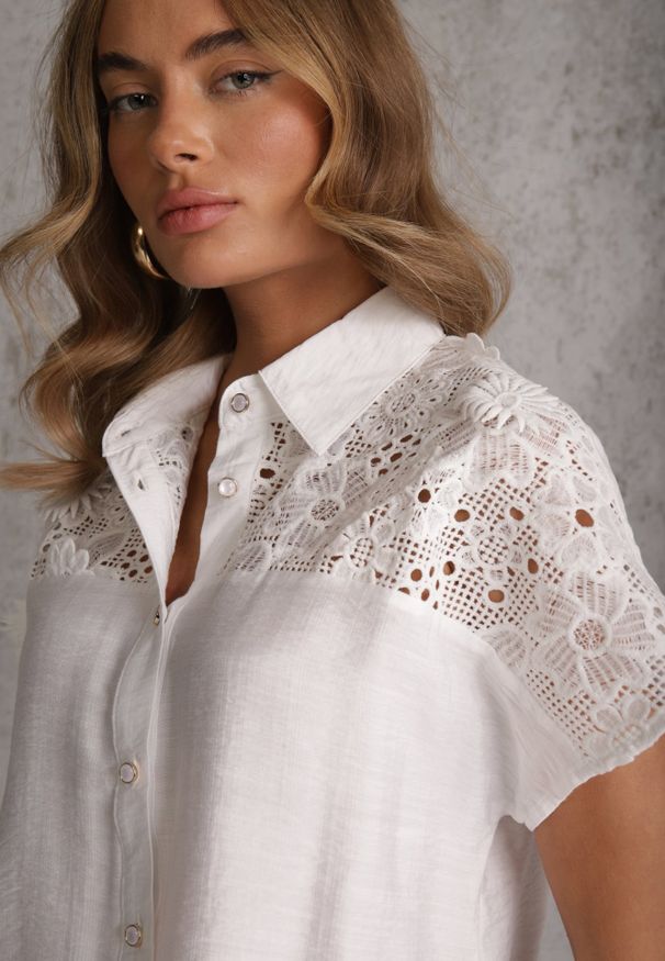 Renee - Biała Wiskozowa Koszula z Krótkim Rękawem Zdobiona Koronkowymi Wstawkami Phiniche. Okazja: na imprezę. Kolor: biały. Materiał: wiskoza, koronka. Długość rękawa: krótki rękaw. Długość: krótkie. Wzór: aplikacja. Sezon: lato. Styl: elegancki