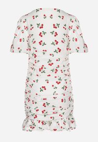 Born2be - Biała Sukienka w Wisienki z Marszczeniem i Bufiastymi Rękawami Haliviel. Okazja: na co dzień. Typ kołnierza: dekolt kwadratowy. Kolor: biały. Wzór: kwiaty. Sezon: lato. Styl: casual #7