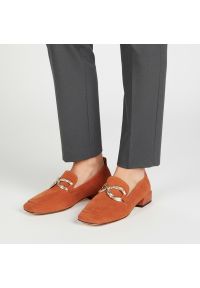 Półbuty damskie S.Barski, cholewka skóra naturalna zamszowa niski fason kwadratowy nosek ozdobny metalowy element na podbiciu stabilny niski obcas fa. Okazja: na co dzień. Kolor: pomarańczowy. Materiał: skóra, zamsz. Szerokość cholewki: normalna. Wzór: aplikacja. Obcas: na obcasie. Styl: casual, klasyczny, elegancki. Wysokość obcasa: niski #3