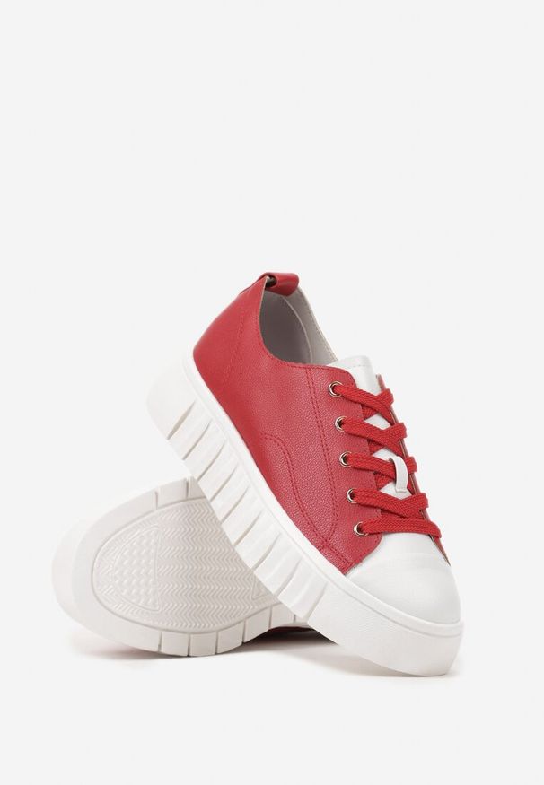 Renee - Czerwone Płaskie Sneakersy Vices ze Sznurowaniem Lorori. Okazja: na co dzień. Zapięcie: sznurówki. Kolor: czerwony. Materiał: jeans. Sezon: wiosna, lato
