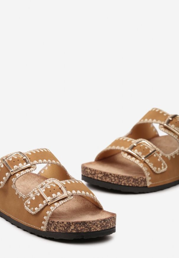 Born2be - Brązowe Klapki na Korkowej Podeszwie z Metalowymi Klamrami Daphnes. Kolor: brązowy. Sezon: lato. Styl: elegancki