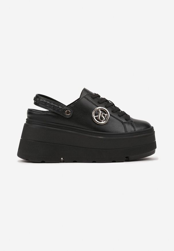 Born2be - Czarne Sneakersy Vices na Grubej Tłoczonej Podeszwie z Paskiem na Pięcie i Metaliczną Ozdobą Zenfedi. Okazja: na co dzień, do pracy. Zapięcie: pasek. Kolor: czarny. Wzór: aplikacja. Obcas: na platformie