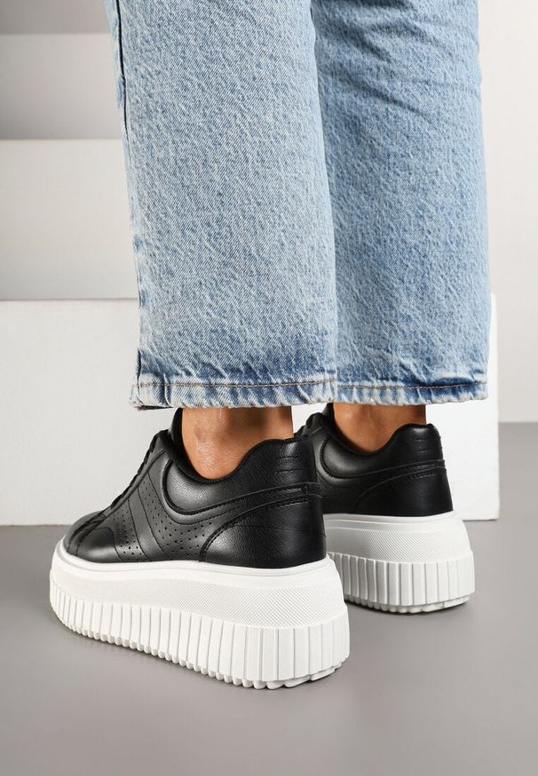 Born2be - Czarne Sneakersy na Grubej Podeszwie z Perforacją Eleadrelle. Okazja: na co dzień. Kolor: czarny. Materiał: jeans