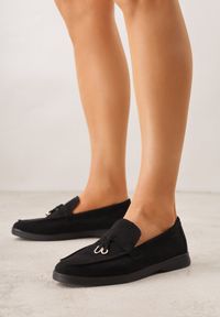 Born2be - Czarne Mokasyny z Imitacji Zamszu z Ozdobnym Przeszyciem i Zawieszką Veleyra. Okazja: na co dzień, do pracy, na spotkanie biznesowe. Kolor: czarny. Materiał: zamsz. Styl: biznesowy, klasyczny, casual #2