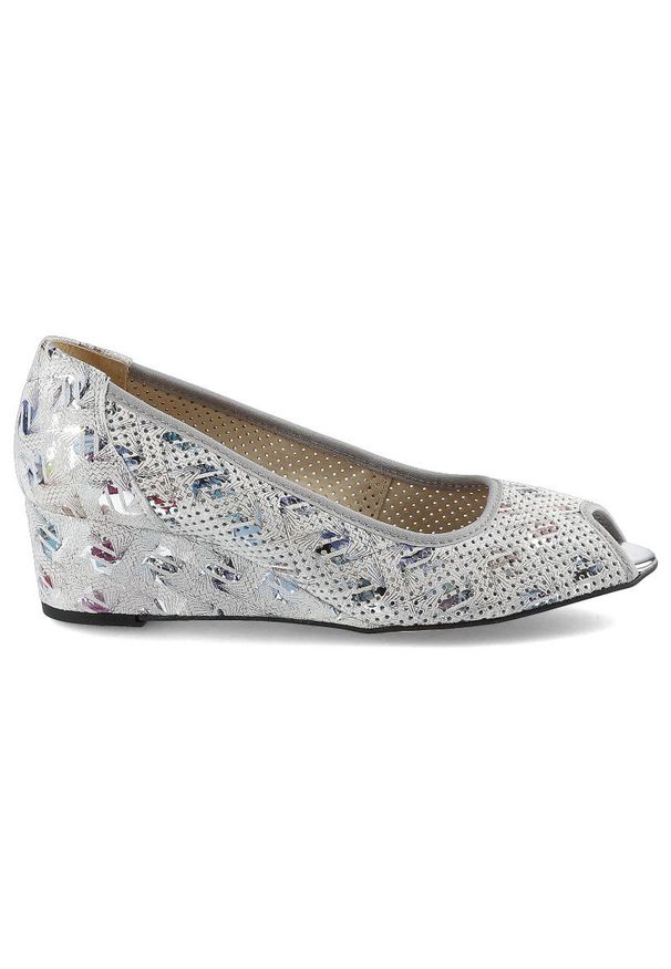 Białe Czółenka Gamis Damskie Buty Eleganckie. Okazja: na co dzień. Zapięcie: bez zapięcia. Kolor: biały. Materiał: zamsz, skóra. Szerokość cholewki: normalna. Wzór: kwiaty, aplikacja, kolorowy. Obcas: na koturnie. Styl: elegancki