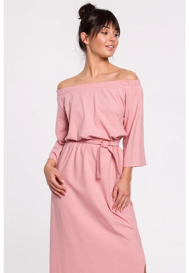 BeWear - Długa sukienka hiszpanka na lato bawełna pudrowy róż. Okazja: na plażę, na imprezę. Typ kołnierza: dekolt hiszpanka. Kolor: różowy. Materiał: bawełna. Sezon: lato. Długość: maxi