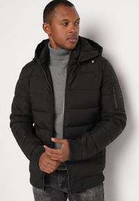 Born2be - Czarna Pikowana Kurtka z Odpinanym Kapturem i Kieszeniami Savantria. Okazja: na co dzień. Kolor: czarny. Materiał: jeans. Długość rękawa: długi rękaw. Długość: długie. Styl: casual, elegancki #3