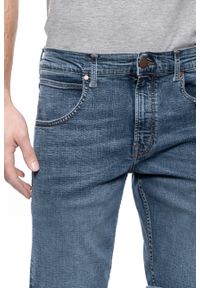 Wrangler - WRANGLER SPODNIE MĘSKIE COLTON SHORTS SLING SHOT W15VJP251 112127167. Okazja: na co dzień, na randkę. Materiał: jeans, skóra, denim, elastan, bawełna, poliester. Długość: krótkie. Wzór: aplikacja. Sezon: lato, zima. Styl: klasyczny, casual #5