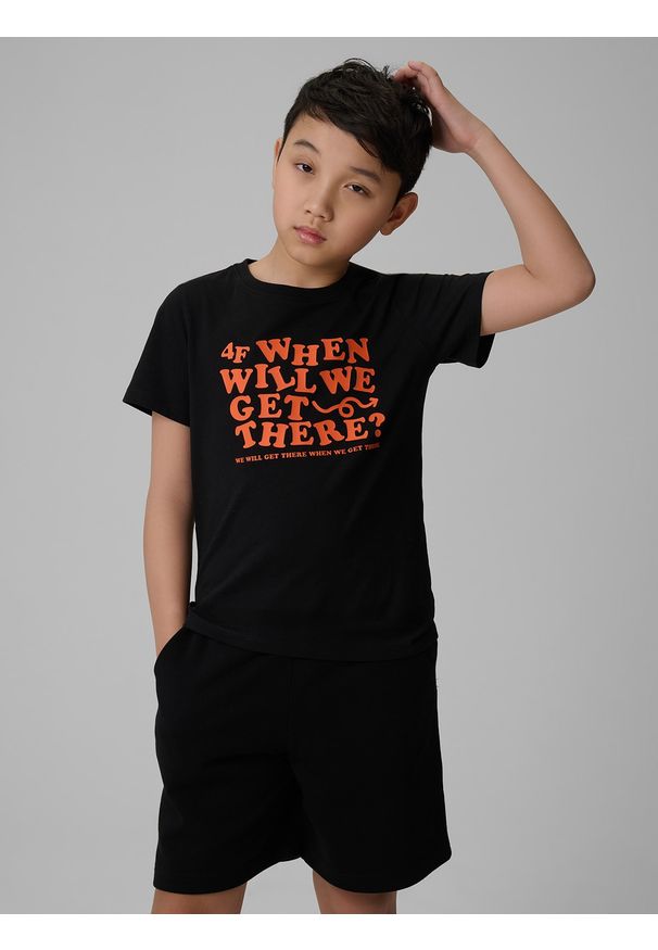 4f - 4F T-shirt regular z nadrukiem chłopięcy - czarny 122 (6-7 lat). Okazja: na spacer, na co dzień, na uczelnię. Kolor: czarny. Materiał: bawełna, jeans, materiał, dresówka. Wzór: nadruk. Sezon: lato. Styl: casual, klasyczny