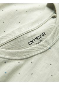 Ombre Clothing - T-shirt męski fullprint z kolorowymi literami - jasnozielony V5. Okazja: na co dzień. Kolor: zielony. Materiał: prążkowany, dzianina, zamsz, żakard, poliester, materiał, bawełna. Wzór: kolorowy. Styl: klasyczny, casual #8