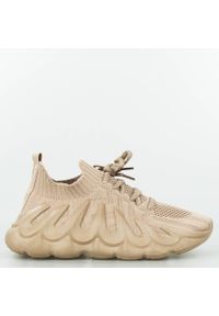 Inna - Sneakersy na koturnie tekstylne wiązane khaki. Okazja: na imprezę, na spacer. Kolor: brązowy. Sezon: wiosna. Obcas: na koturnie. Wysokość obcasa: średni. Sport: turystyka piesza