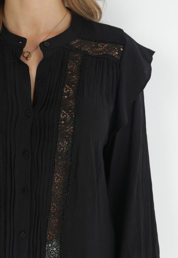 Born2be - Czarna Koszula z Guzikami i Ozdobną Koronką Penelina. Okazja: na co dzień. Kolor: czarny. Materiał: koronka. Długość: długie. Wzór: koronka. Styl: casual, elegancki