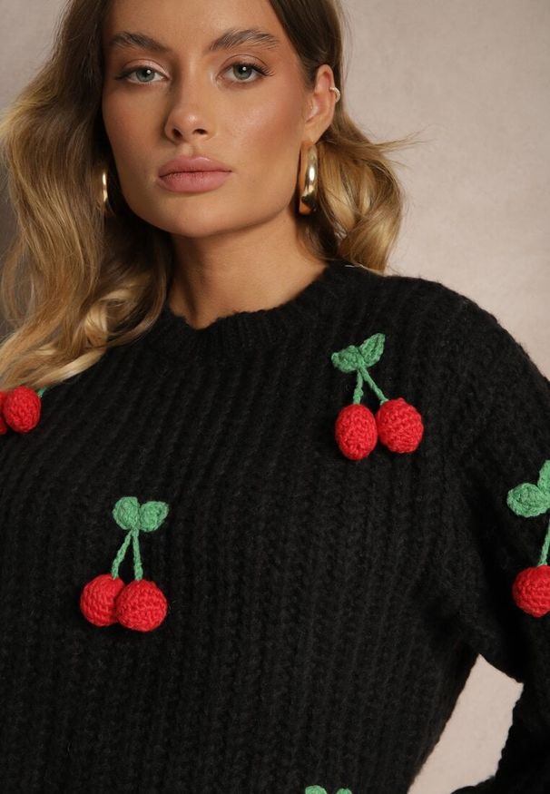 Renee - Czarny Sweter ze Ściągaczami w Wisienki Ventinnia. Okazja: na co dzień. Kolor: czarny. Materiał: jeans, skóra. Sezon: zima, jesień. Styl: klasyczny, casual