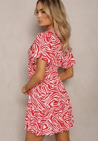 Renee - Czerwona Rozkloszowana Sukienka Mini z Wiskozy Ozdobiona Hipnotyzującym Printem Aluraisa. Kolor: czerwony. Materiał: wiskoza. Wzór: aplikacja, nadruk. Sezon: lato. Długość: mini #3