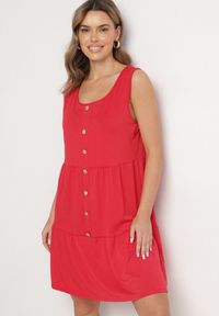 Born2be - Czerwona Sukienka o Rozkloszowanym Kroju na Szerokich Ramiączkach z Guzikami Saniella. Okazja: na co dzień. Kolor: czerwony. Długość rękawa: na ramiączkach. Typ sukienki: rozkloszowane. Styl: klasyczny, casual, elegancki #1