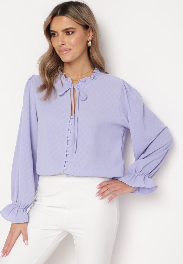 Born2be - Fioletowa Elegancka Bluzka z Falbanką i Guzikami Livna. Kolor: fioletowy. Styl: elegancki