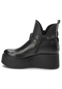 Czarne Botki Armodo Damskie Buty Ze Skóry Naturalnej. Zapięcie: pasek. Kolor: czarny. Materiał: skóra. Wzór: grochy. Obcas: na platformie #6