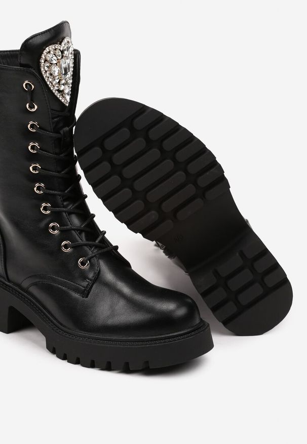 Renee - Czarne Botki Workery z Serduszkiem z Błyszczących Cyrkonii Fessalia. Kolor: czarny. Materiał: jeans. Wzór: moro. Styl: elegancki, militarny