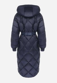 Born2be - Granatowa Kurtka za Kolano Pikowana z Wiązanym Paskiem Claze. Kolor: niebieski. Materiał: materiał. Sezon: zima #6