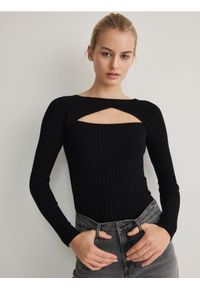 Reserved - Sweter z ozdobnym wycięciem - czarny. Kolor: czarny. Materiał: wiskoza, prążkowany, dzianina
