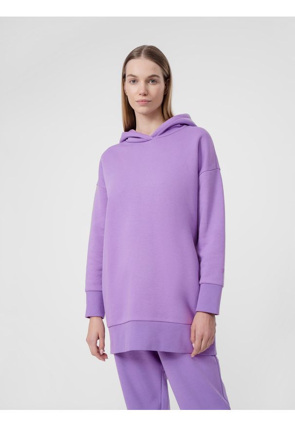 4f - Bluza dresowa nierozpinana z kapturem damska. Okazja: na co dzień. Typ kołnierza: kaptur. Kolor: fioletowy. Materiał: dresówka. Długość: długie. Styl: casual